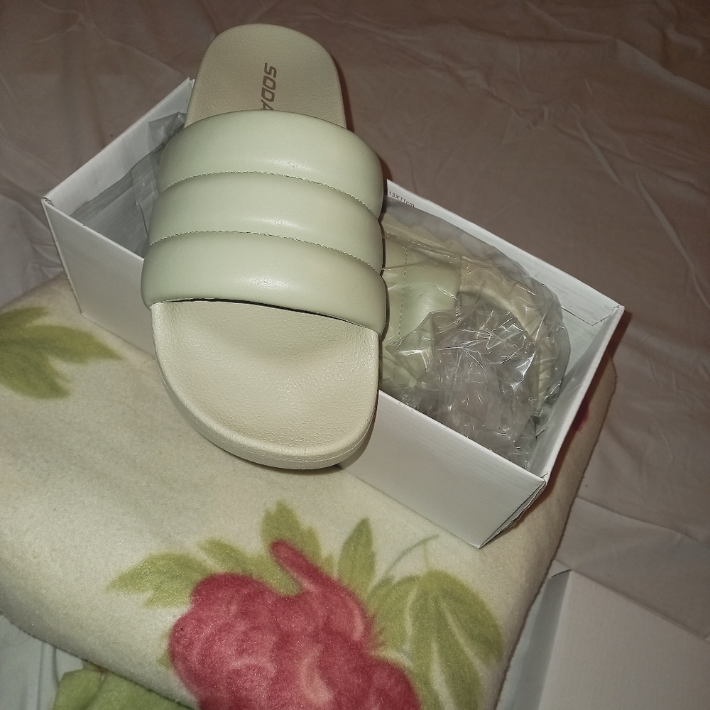 Brand New Soda brand Puffer Sandles in color Light Green Women's size 11